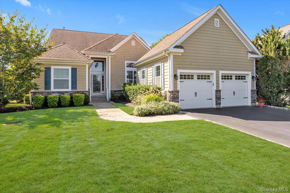 5 Wolfsbane Court, Aquebogue NY